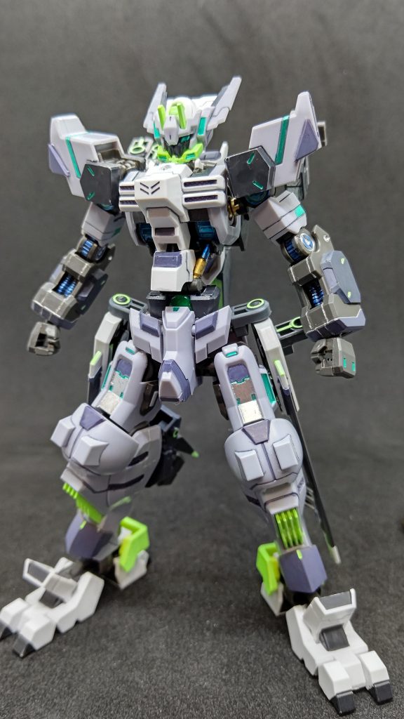 武器無しfront腰は別パーツを使い延長し、隙間が気になりましたので脚首にはシュヴァルベカスタム(シクラーゼ機)の余剰パーツを使用、サイドアーマーはバトルアームアームズのウイングパーツとジョイントパーツを使用しました。灰色の成形色はそのまま、ガンダム・フレームにはガンダムマーカーのレッドゴールドやメタリックセットのブルー、メタグリーンや蛍光グリーン、メカグレーを使用しました。