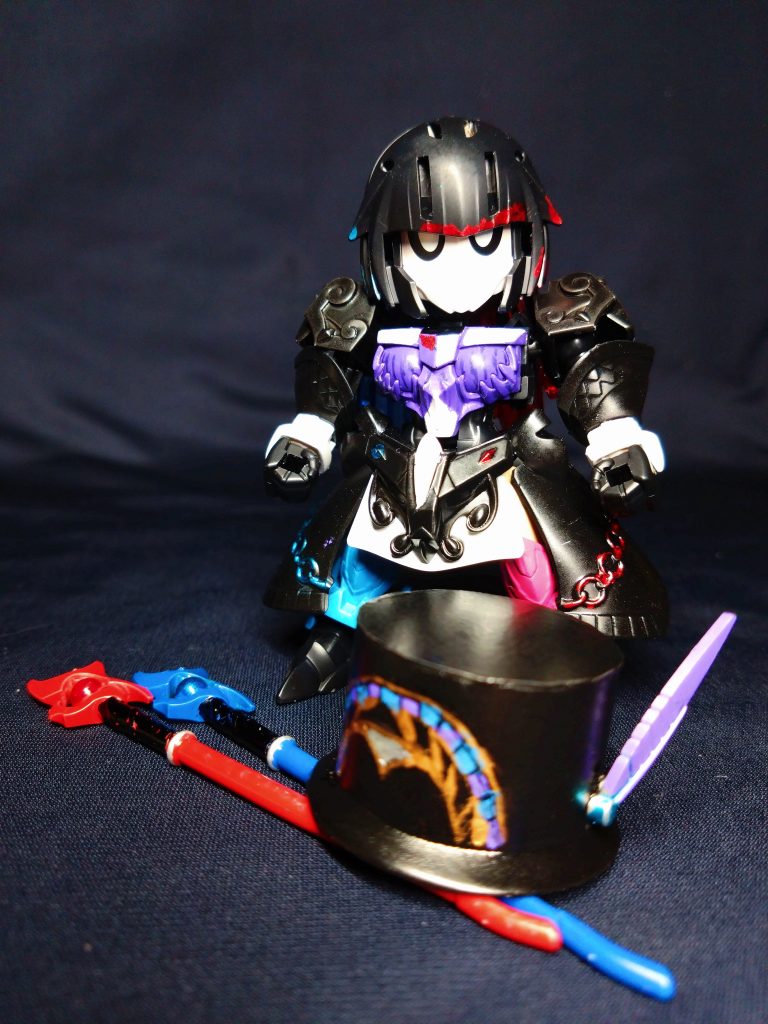 帽子はバルテルミーを制作した時と同じ作りですが、今回はネオジムで着脱もできるようにしました。帽子内でネオジムを固定せず、多角度に動かせるようにしています。柄はあえてマスキングせず、フリーハンドでガクガクに描いてます。