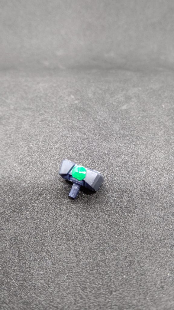 腰の延長に使用したパーツです。コアガンダムかAGEシリーズかわかりません(-ω-;)隙間が気になりましたのでエクシアのクリアパーツを接着、ガンマカのクリア光沢を塗りました