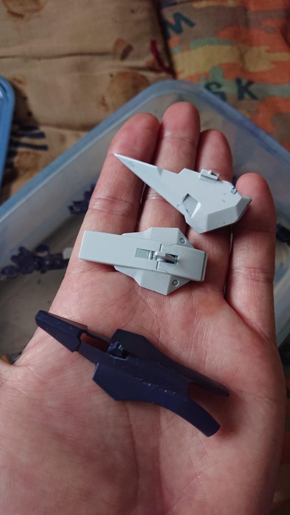 かなり色が落ちるが、多少青っぽく残ったようにも見える。今回はほとんど黒く塗り直すので関係無いですがね。