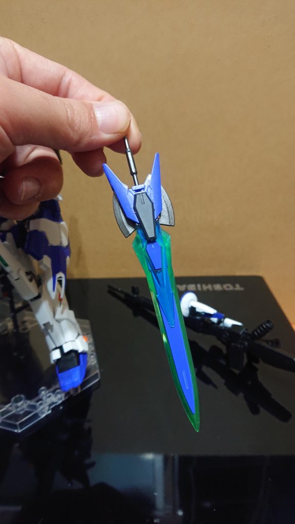 ザクのヒートホークにオーライザーソードをプラ板で繋げて、ageマグナムの武器でサンドイッチしたオリジナルソード。