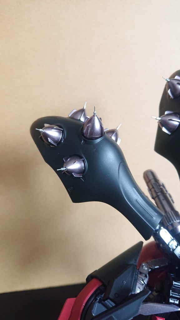 ファンネルにはICソケットピンを追加し、これを避雷針代わりに相手ビーム兵器の無力化(吸収)し、そのエネルギーを自身に再利用する。