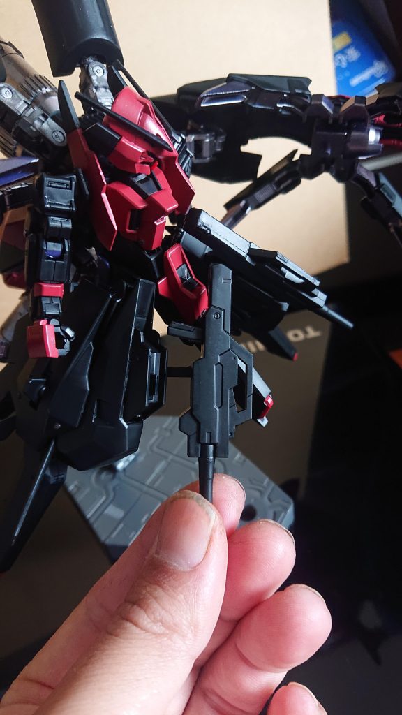 ファンネルや大型クロー兼ビーム兵器、膝にはビームライフルを装備。