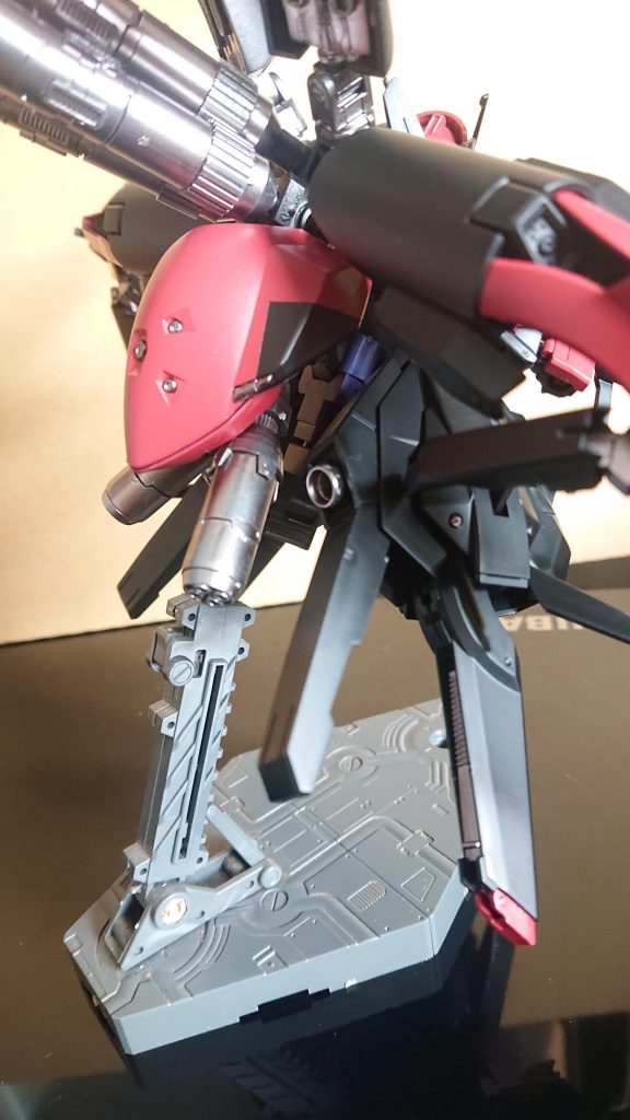 モビルアーマー形態をオミットし、通常形態での加速や活動時間の長期化を意識したパーツの追加。