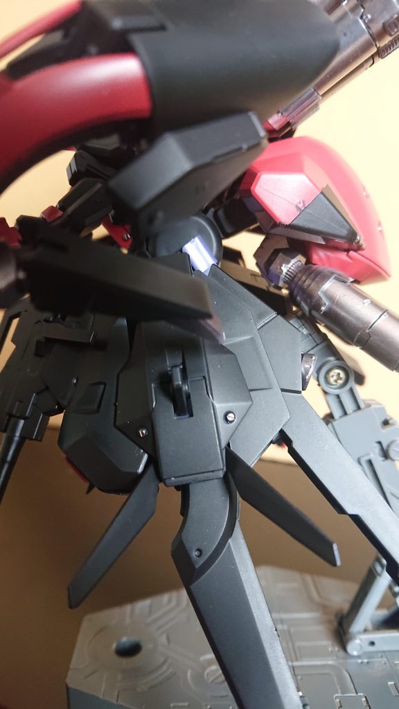 腕に4つ、胴に2つ、足に8つマイナスモールドを張り付け。写真じゃ分かりにくい💧