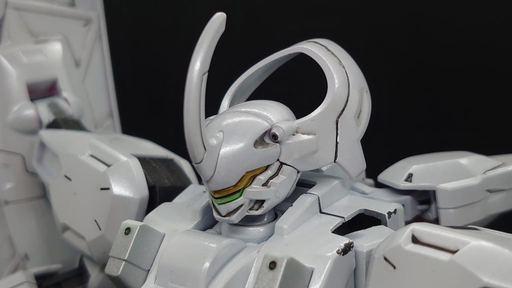 左肩のところは塗装が禿げてしまってますね…顔のアップもカッコイイです。