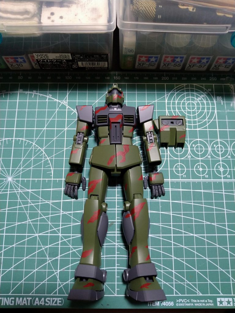 迷彩の1色目。模様は流れる方向を意識。今回は右上がり(左下がり)にしました。