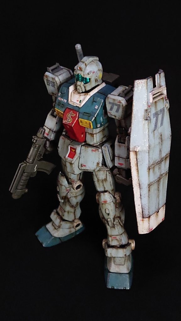 素組みと比較用改造や全塗装をしなくても、つや消しコートを吹いてウェザリングするだけでもかなり印象は変わります。成型色仕上げは、キットの素性の良さを引き出す有効な方法の一つだと思います。