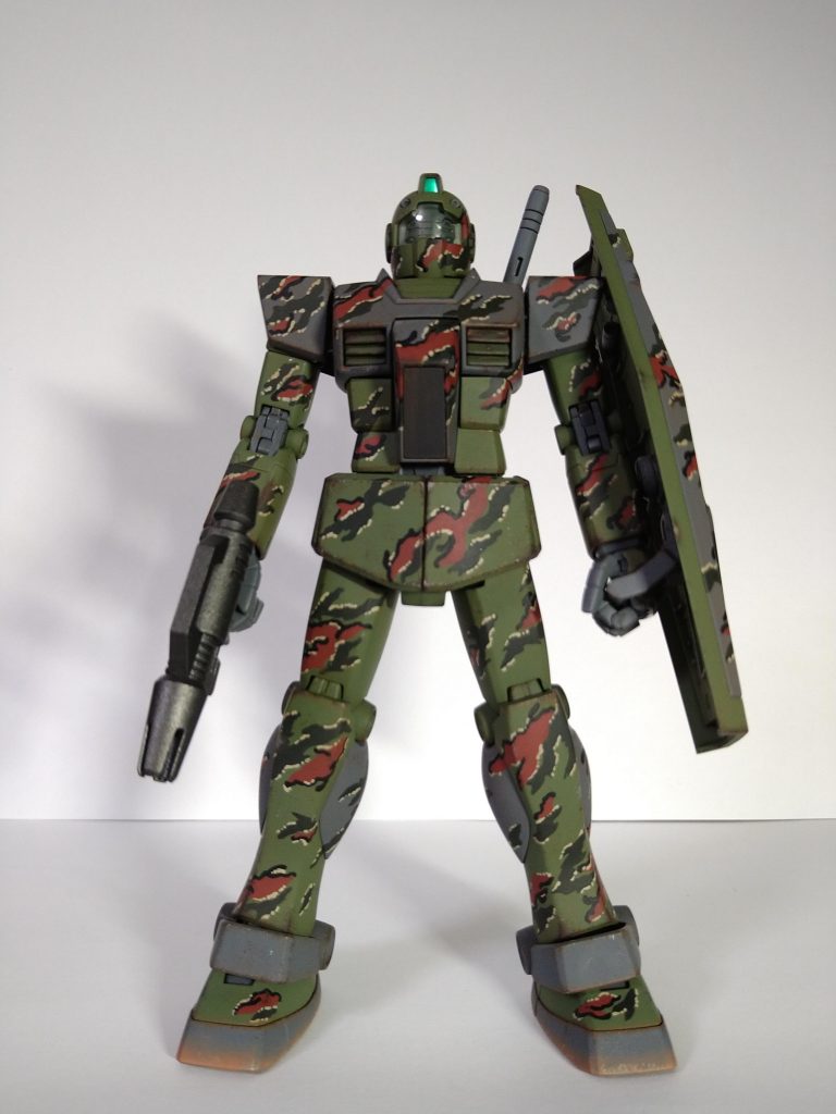 前。舞台がジャブローなので、当然迷彩です(笑)とはいえ何か新鮮味も欲しくなり、これまで経験のない『タイガーストライプ(タイガー迷彩)』テイストを試す事にしました。