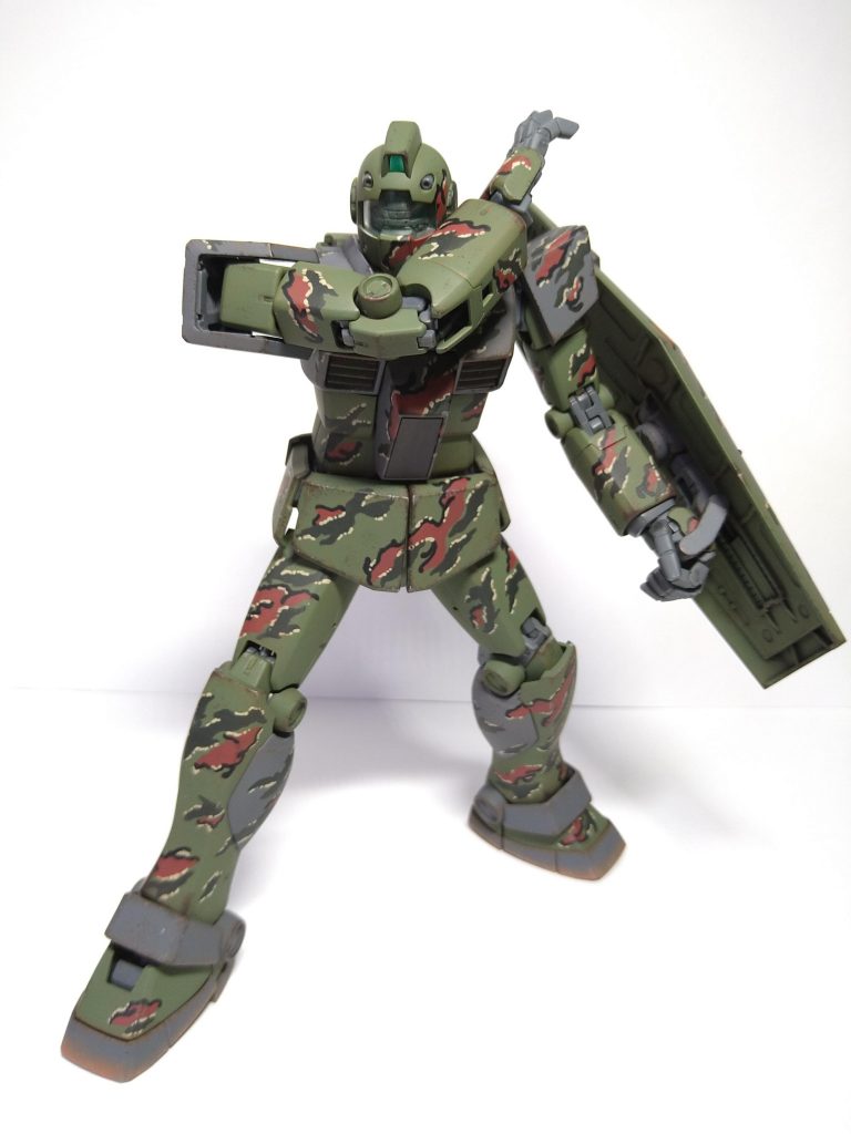 抜刀シーン。タイガー迷彩はクラウド迷彩とかと違い、迷彩の『流れる方向』が一定なので、下地塗装の上に1色目を配置したら、あとはそれに2色目と線模様を沿う様に添えるだけでした。頭を使ったり気を遣ったりが少なく、模様の交差もないのでバランス計算もいらず、スッスと進められます。(製作工程に写真を載せてます。良ければご参照下さい。)