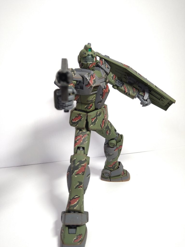 射撃シーン。MSは人型なので軍服用の迷彩も相性は良いと思い、初挑戦しました。やる前は『メンドくさいんじゃないの?』とか『大変そう』とか思ってましたが、実際は思ってたより結構簡単でした!見栄えもイカつくて強く見えるし、アリかも。