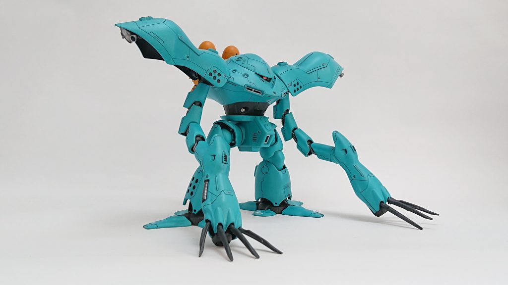 先達を参考に肩のアーマー先端にバーニアを足してみました😆中も作ろうかと思いましたが、フェアリングユニットと干渉しそうなので先端だけに👍チラリズムがいい感じ🎵塗装後は怖くてフェアリングユニットやミサイルは着けないので作成もしなかったんですけどね😅