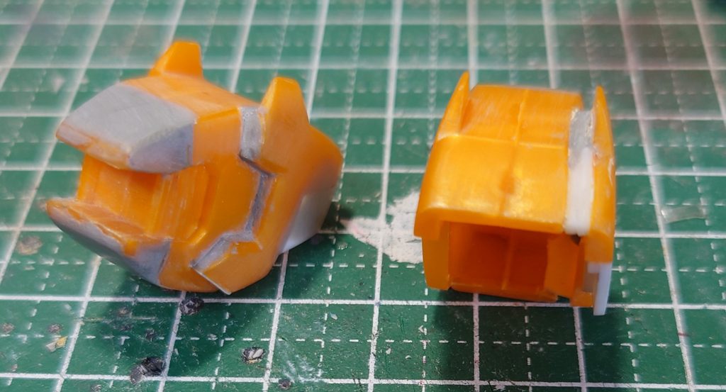 アサルトのショルダーアーマーも正面に切り欠きがあったり、カニのように左右に鋭角的に伸びているのが気になる所。正面を幅増しして設定通りのデザインにして、左右は切り詰めてSDらしく丸味を帯びたラインにします。