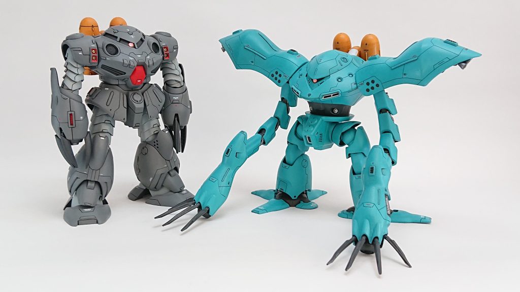 以前アップしたズゴックEと一緒に記念撮影📷️ ズゴックEは甲殻類で寒いトコのイメージ。ハイゴッグは両生類で暖かいトコのイメージ。作り分け出来たと思います😁