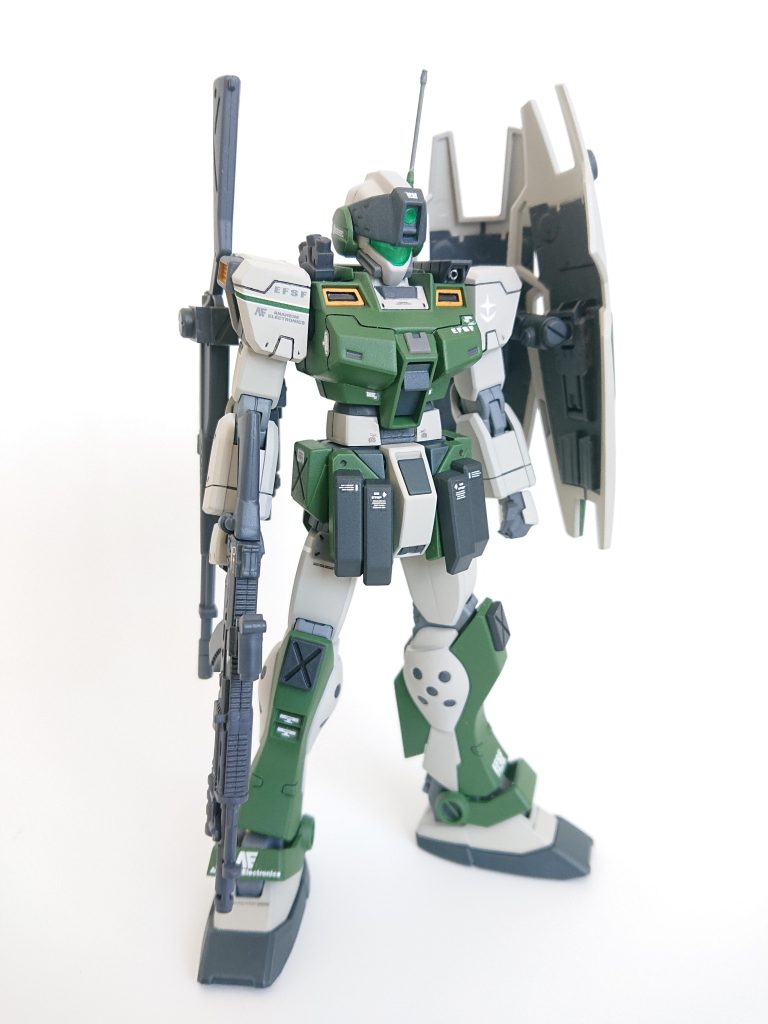 肩部分が寂しかったので、スモークディスチャージャー、マシンキャノン追加。他、イメージ崩さない程度に。ジェスタのビームライフルに繋がりそうなミリタリーテイストのビームライフル持たせました。