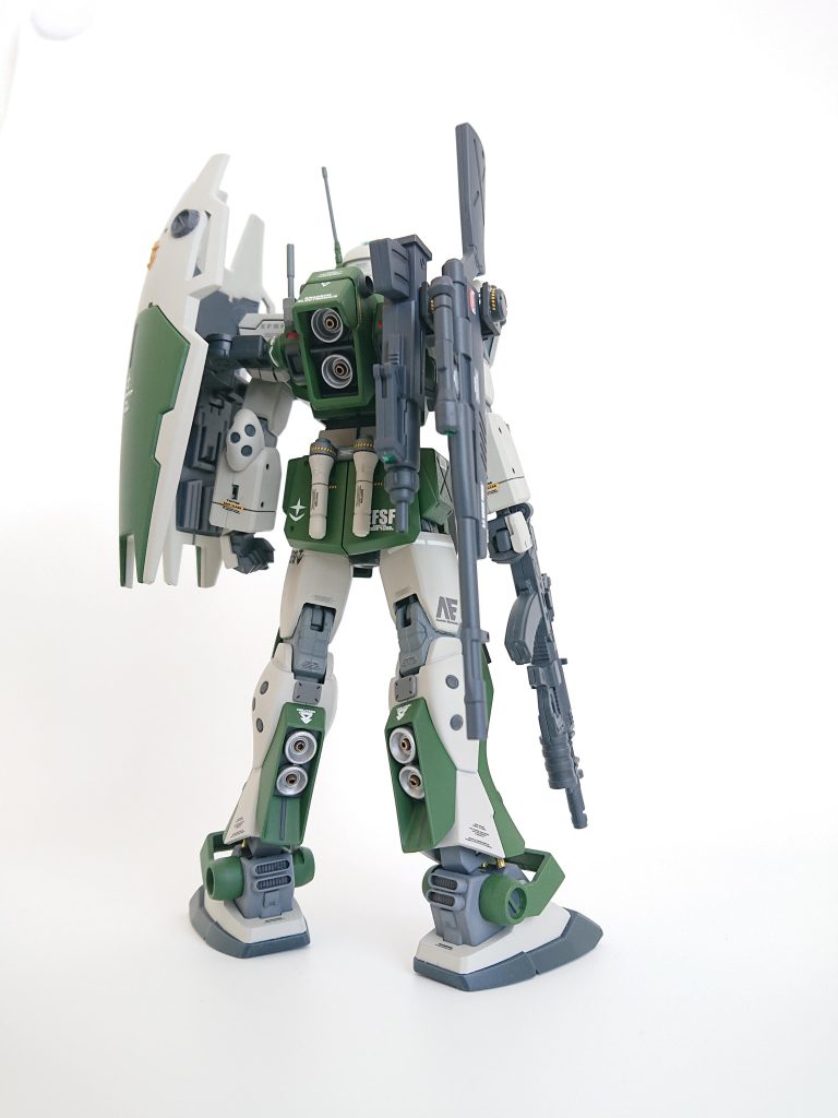 ジェスタについて調べたら、UC計画の要であるユニコーンガンダムのお供で、機体スペックはνガンダムの9割ほど。「敵の攻撃を確実に避け、こちらの攻撃を確実に当てる」技量を持つパイロットが必要、とのこと。ジェスタはジェガンの基礎技術を用いるのは決定していたが、開発にはジェスタの運用構想に近い別のテスト機体があってもいいのかな？と思いました。