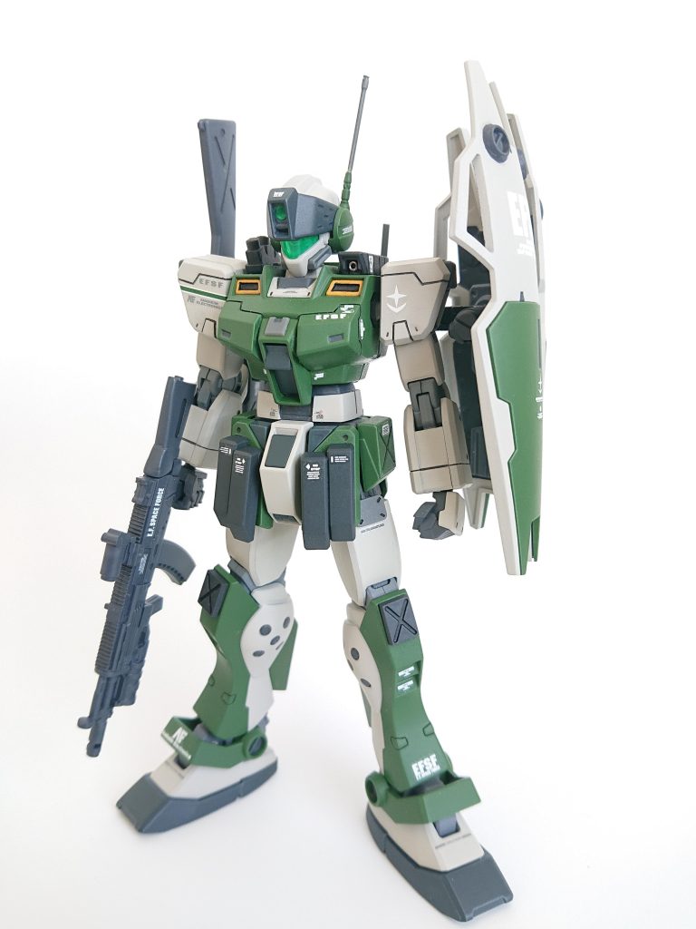 プロポーション■太腿を2.4、腰を2、上腕を1.6、首を2mm延長。■アンクルアーマーの縦幅が広く、野暮ったいイメージだったので、下側をカットしてます。■100均パーツでシリンダー仕込みました。■首の延長に伴い、後ろがスカスカになってしまうので、襟パーツを新たに追加しました。可動域■接地性が悪かったので、アンクルアーマー内側のマルイチ干渉部を削ってます。■腹部コクピットの内側に当たる部分を削って、前屈範囲拡大■胸部ジョイント位置を少し上げ、上体の側屈、ひねり範囲拡大■首ジョイント前部、襟パーツとの干渉部位を削って、前方に軽く倒せるようにしてます。■バックパックと本体の間に1mmプラ板挟んで、武器と肩アーマーの干渉回避■ビームサーベルラックとリアアーマーの隙間がなさすぎたので、1mmプラ板挟んでスペース確保