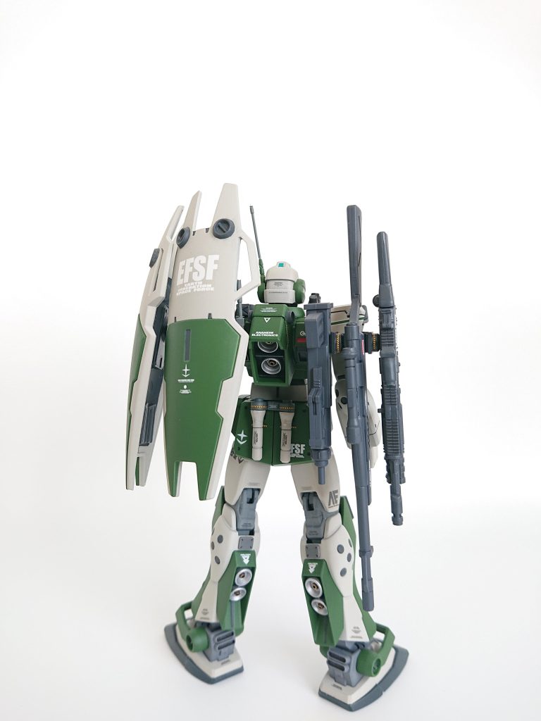 シールドアームはフレキシブルに動き、後ろにも回せます。ウェポンラックは全てのライフルをマウントします。