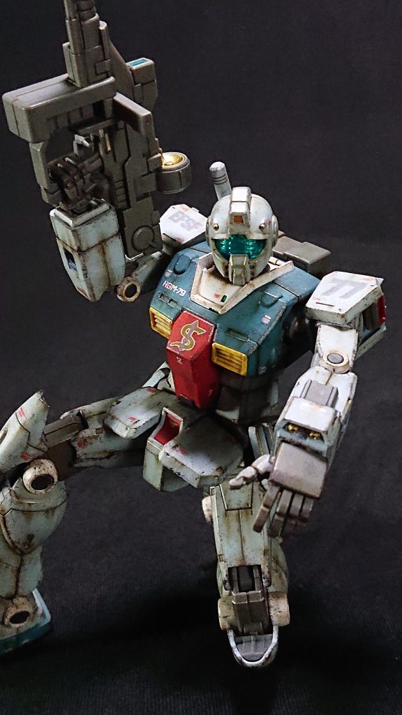 ウェザリングは、つや消し水性トップコートを吹いた後、ブラウン系のウェザリングカラーでフィルタリングを行い、黒及び銀色の水性塗料でチッピング、リアルタッチマーカーでストレーキング、ウェザリングマスターのオイルで仕上げをしています。