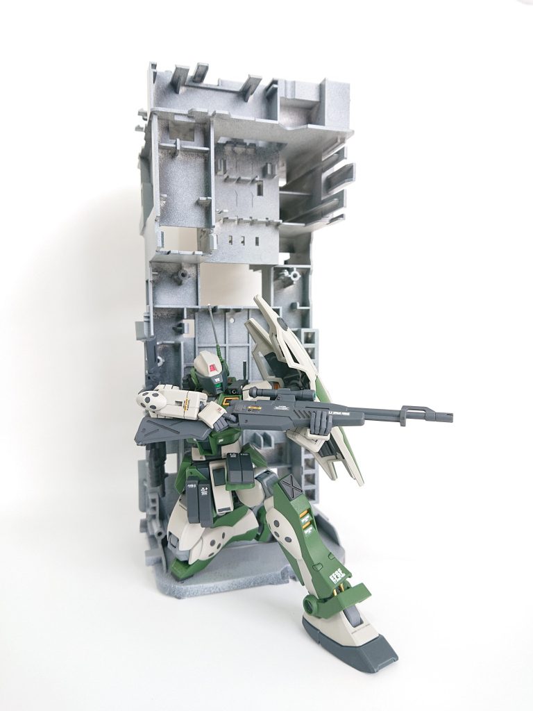 廃ビルを背にポジション取り。廃ビルは、某工事のいらない家庭用Wi-Fiの古いやつです。自分で廃棄してくださいと言われたので分解してみると、なんと！！超使えそう～wとりあえず黒サフ、グレーサフを適当に吹きました。