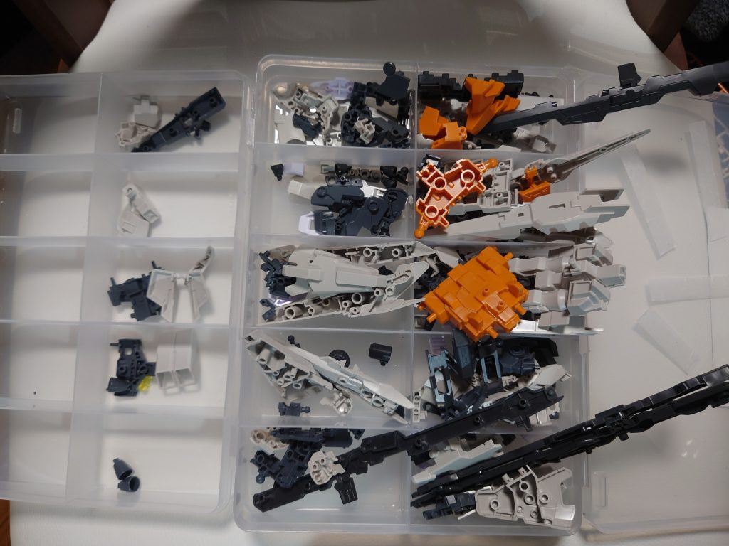 パーツ切り出し後の写真。本当にHGかと疑うくらい、大きなパーツがたくさんあり、ケースに収まらず大変でした。ただ、巨大武器は塗装は大変ですが、迫力抜群なので大好きです。