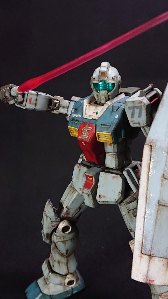 チッピング作業を行う時は、エッジ部分が引き立つように部品単位にまで分解して施しています。メインカメラ内部はGマーカーのメッキシルバーを塗っています。