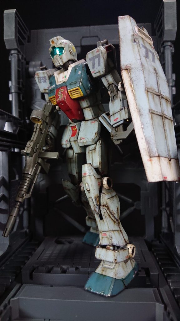 部分塗装と言っても各ポイントに差し色を塗った程度で、基本は成型色仕上げの簡単フィニッシュです。デカールは付属の水転写デカールをほぼ説明書通りに貼りました。