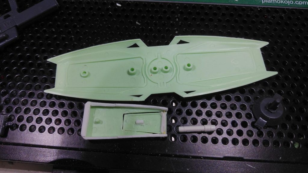 シールドにサーベルを組み込みました。