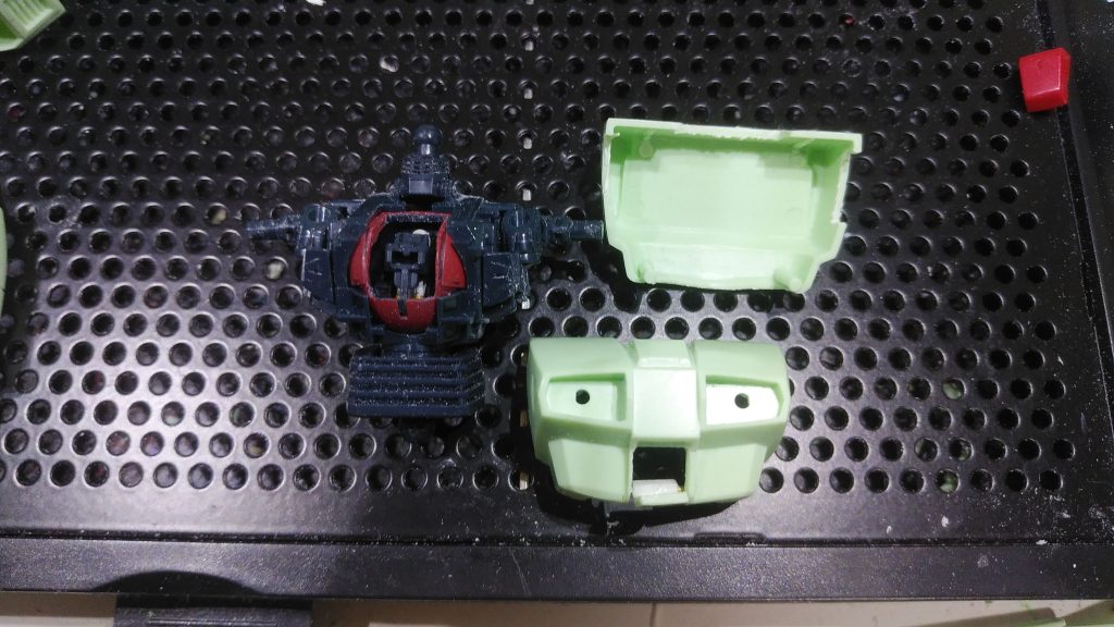 コックピットも作成しています(組んだら完全に見えませんが…)し、可動する様にしています。