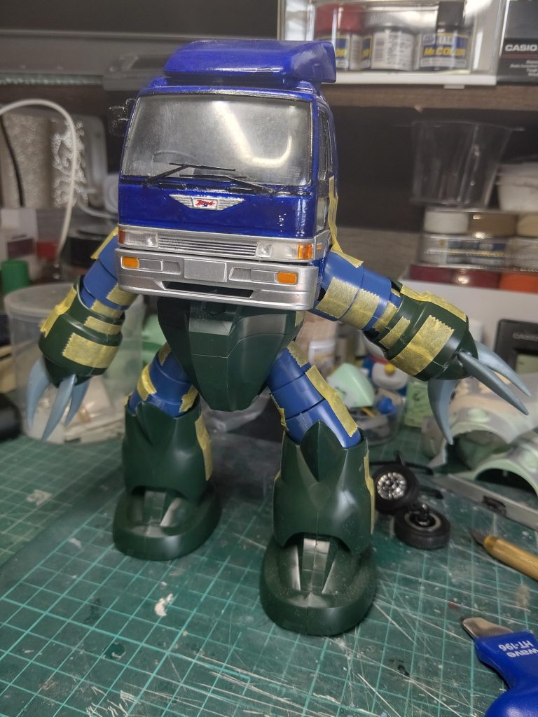 30年位前に作ったアオシマの1/32日野レンジャーが壊れた状態で箱にしまってあったので、キャビンの部分を仮組みのズゴックに乗せてみたら…「これならイケる!」と思いましたw