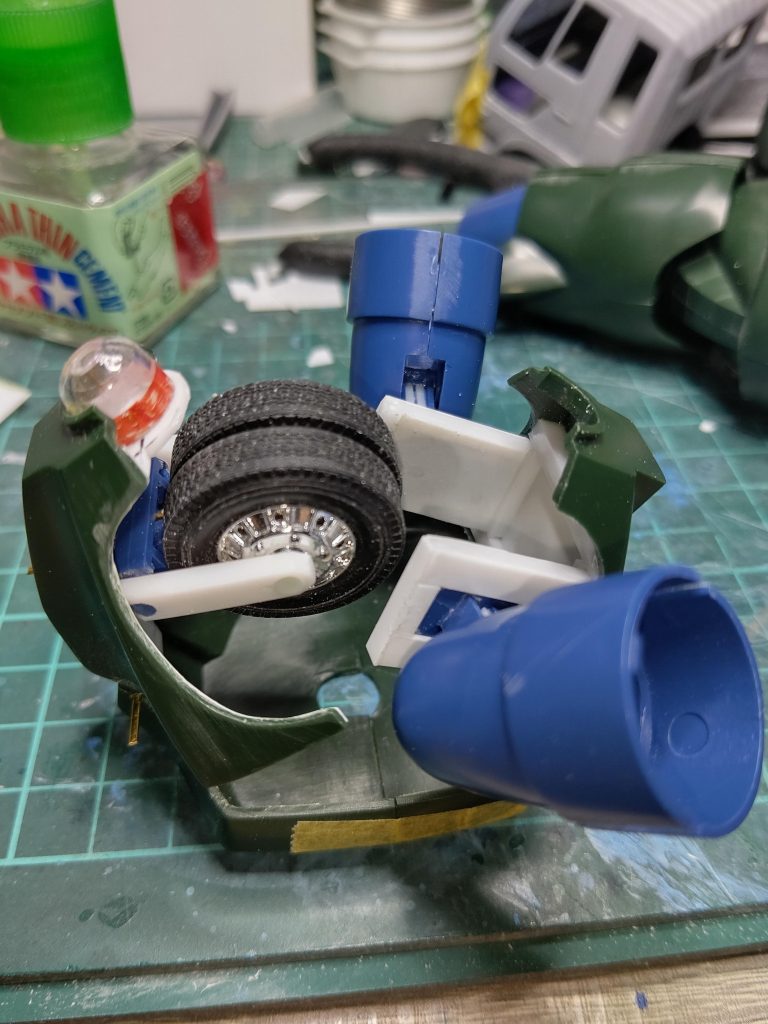 MGならばヒト型形態だけだったのに、モナカキットの旧キットのため中がスカスカ。なのでスカスカの内部にギミックを仕込みビークルモードへの変形を思い付きました。