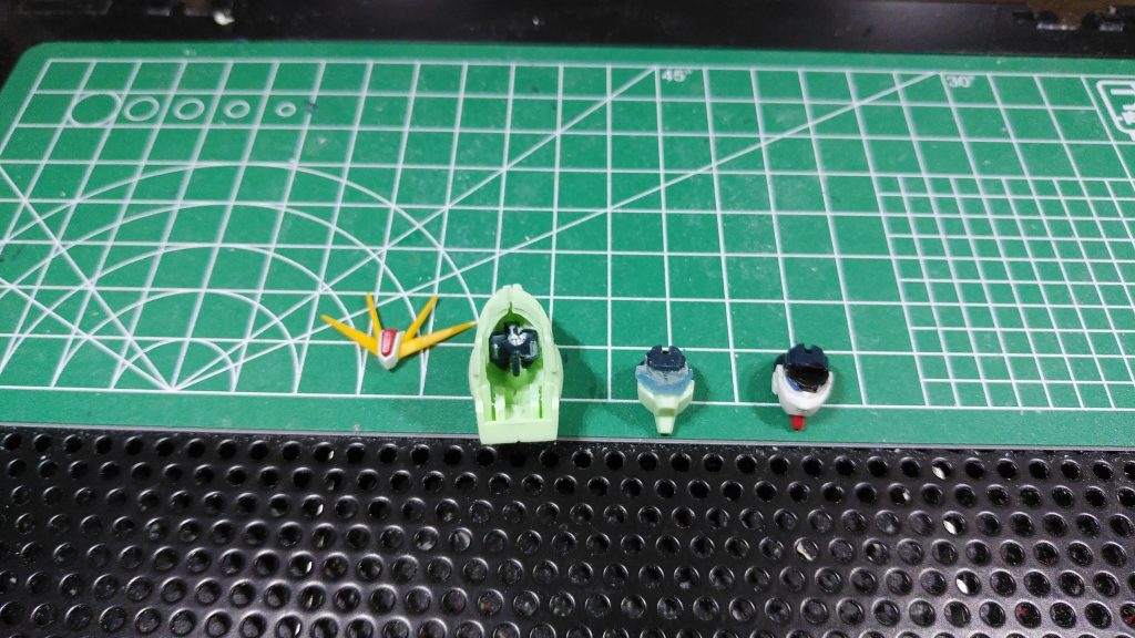 頭部は切り詰めて、顔を二種類選択可能です。