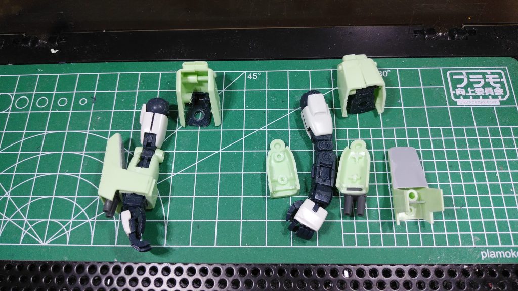 腕は填め込み式で出来ました。ヘビーガンと違って流用が結構大変。