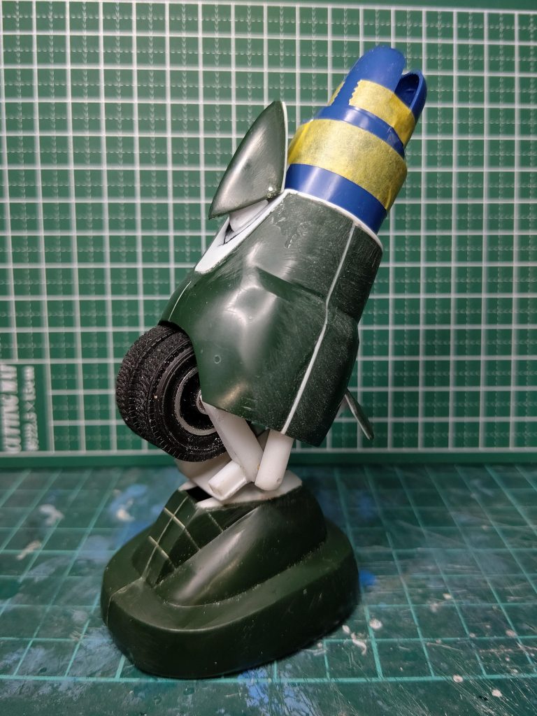 脚部にシリンダーを仕込み、タイヤを収納式にしました。タイヤが外に出て、空いたスペースに膝関節を収納できる伸縮機能を追加。