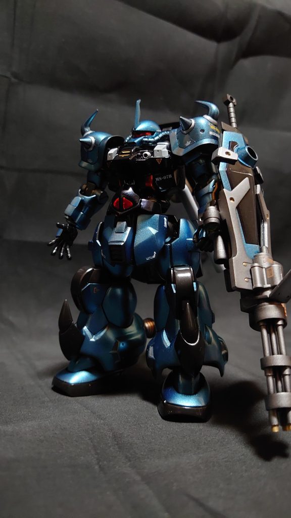 足関節の延長と足首の調整。フロントアーマーはエポパテで延長。ガトリングをプラパイプで3本にして砲身の先に真鍮パイプを追加。私の技術力では3本が限界でした……