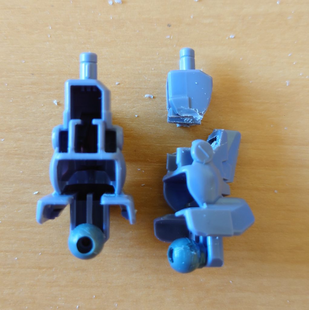 膝をどうしても曲げたかったので思い切ってバッサリ！綺麗に切り取って使うつもりだったんですが関節が上手く作れなくて…いま思えば他にいい方法あったなと反省してます。