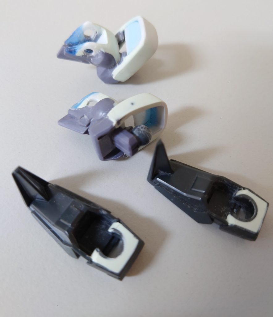 足の後ろ側がスカスカだったので何となく繋げてみたり。肉抜き穴埋めたり。ひざ関節の為に作った部分は脆くて脆くて(´；ω；｀ )パテやらレジンやらで何とか形に