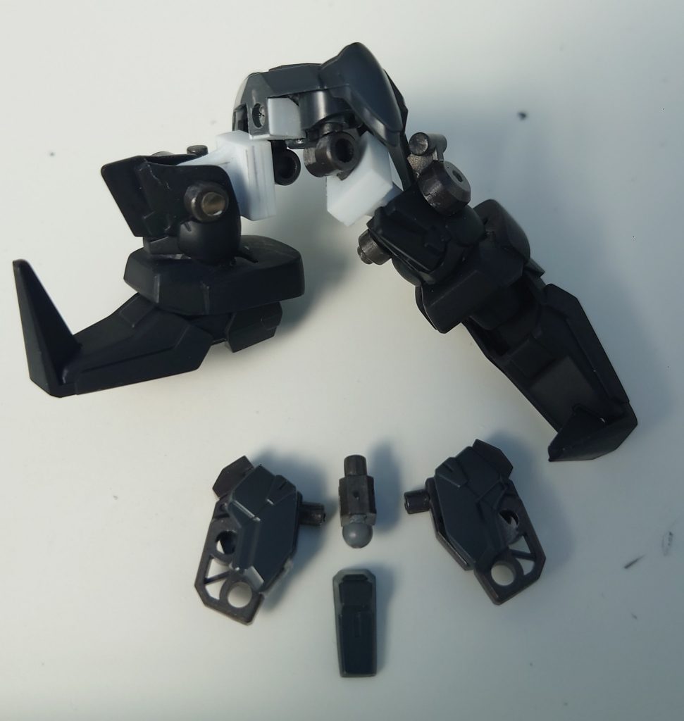 切り離したパーツが上手く使えなくて、初めて関節っぽいものを自作してみました。人は追い詰められると成長しますね。が！膝曲げると既存のフロントスカートの部分が干渉してしまうので、スカートが可動するようにしてみました！