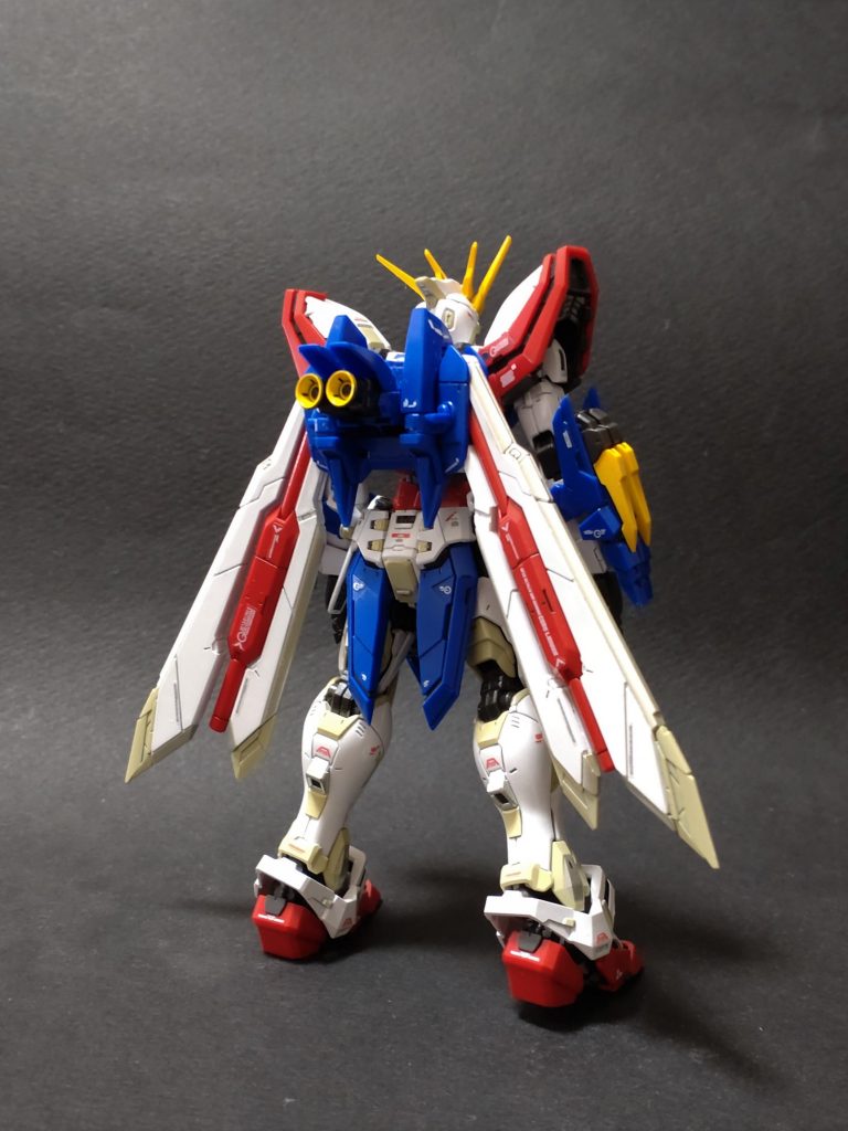 塗分けは自然な範囲で増やしました。アニメのイメージそのままも心掛けてバーニアはイエローです。関節は薄ーく黒鉄色を吹いたお手軽仕上げですけどラメ感出ていい感じです。