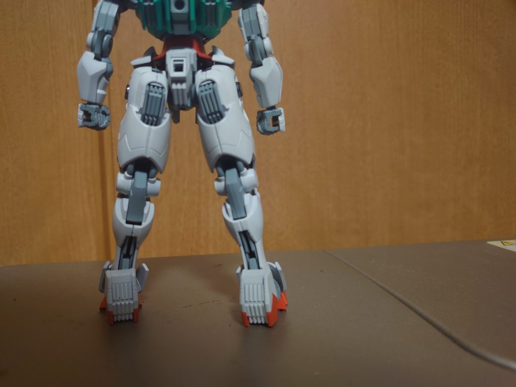 足のカバーの段落ち処理したものこのときは足を色分けしてませんでした左内側の装甲ですが実は紛失してしまい後に友達から複製したものをつけてます