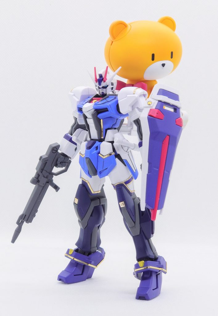 裏コンセプトはストライク単体の強化で、ストライカーパックを装備しなくても十分な戦闘力を持っているイメージです(あん肝を装備するため)。HGストライクをベースに頭、腕部をEGストライクから移植しました。胴体を中心にスジ彫り、プラ板などでディテールアップしています。下半身はスタービルドストライクをベースに足首を小型にしてスラッとした印象になるようにしました。