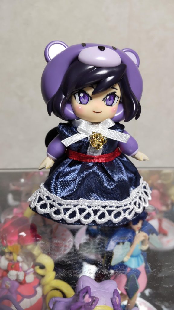 今回はシルバニアファミリー用のドレスを流用お手々はパテからの削り出しで作成です