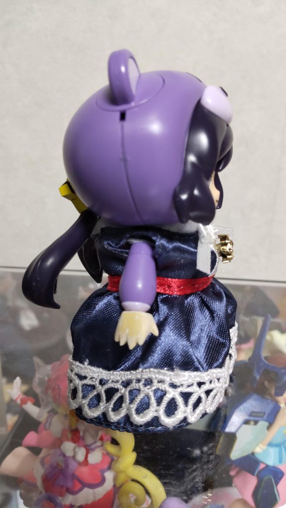 横からの図背中のリボンをつけたまま無理矢理着せています