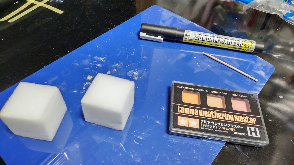 今回はお顔の仕上げにこんな道具を使っていますメラミンスポンジ、ウェザリングマスター、ガンダムマーカーExホワイト ・・・と つまようじあと、仕上げはつや消しトップコートも