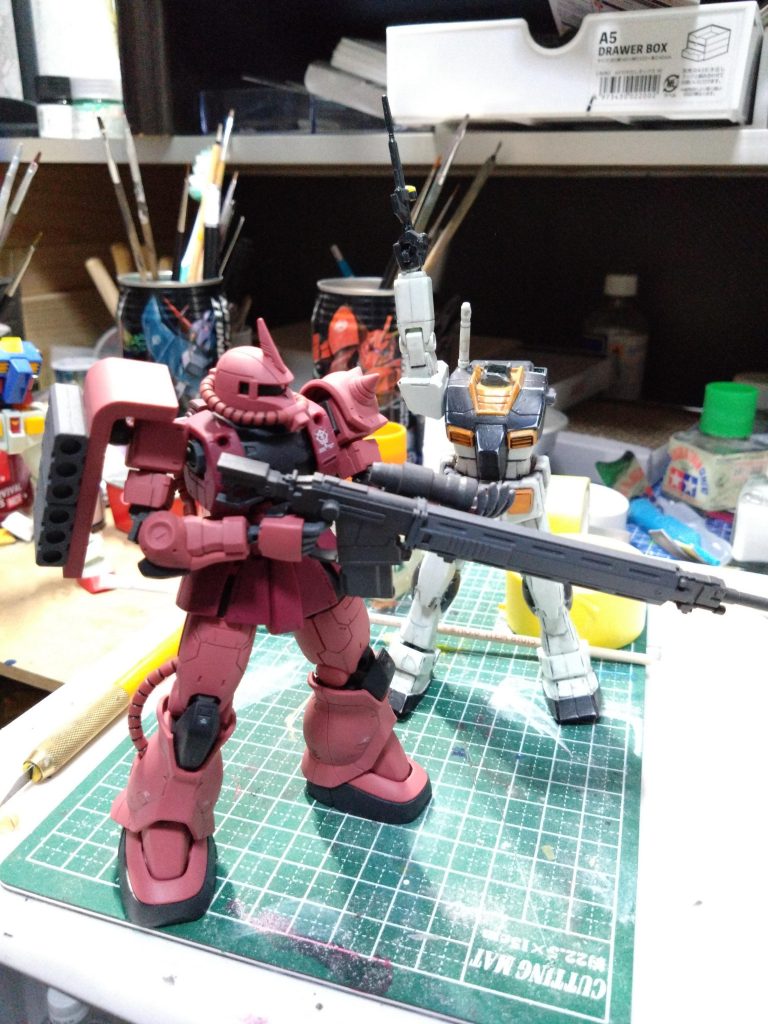 ウェザリング前の画像です。後ろにいるのはFGキットのガンダムをラストシューティングのポーズに作ったものです。先日格安イルミネーションに使用したやつです。ウェザリングってやはり難しいですね。🙇