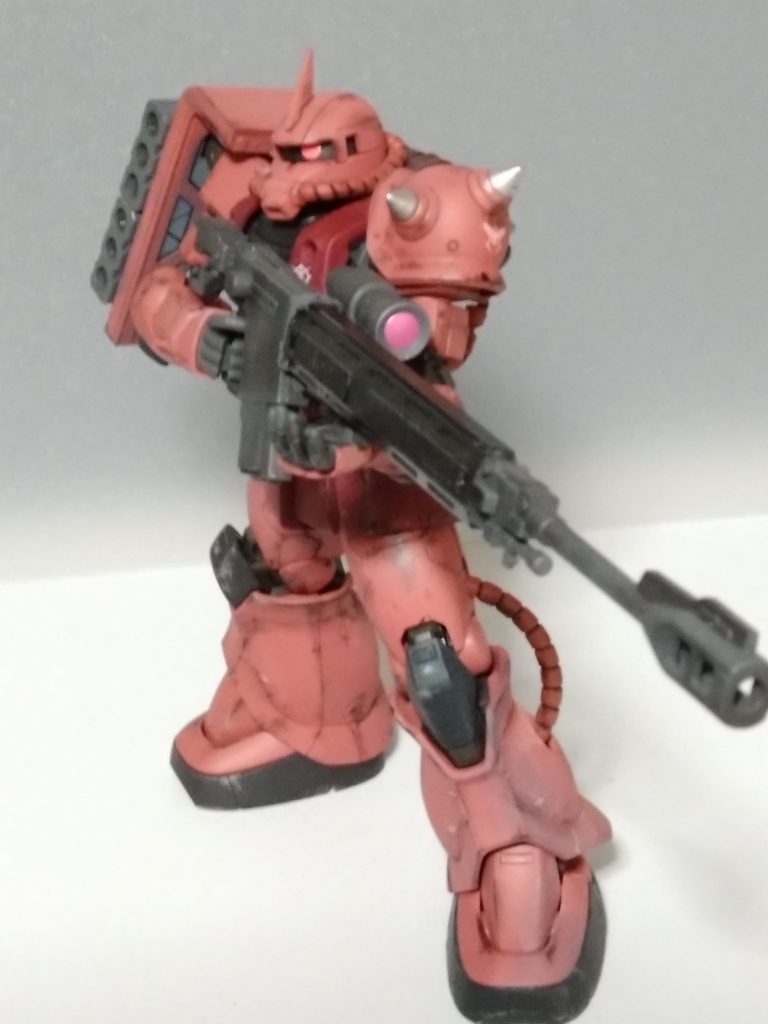 モノアイを蛍光ピンクで塗りました。ショルダースパイクはなんとなくシルバーで。結構やってみたつもりですが画像ではそれほどでもなく見えますね。