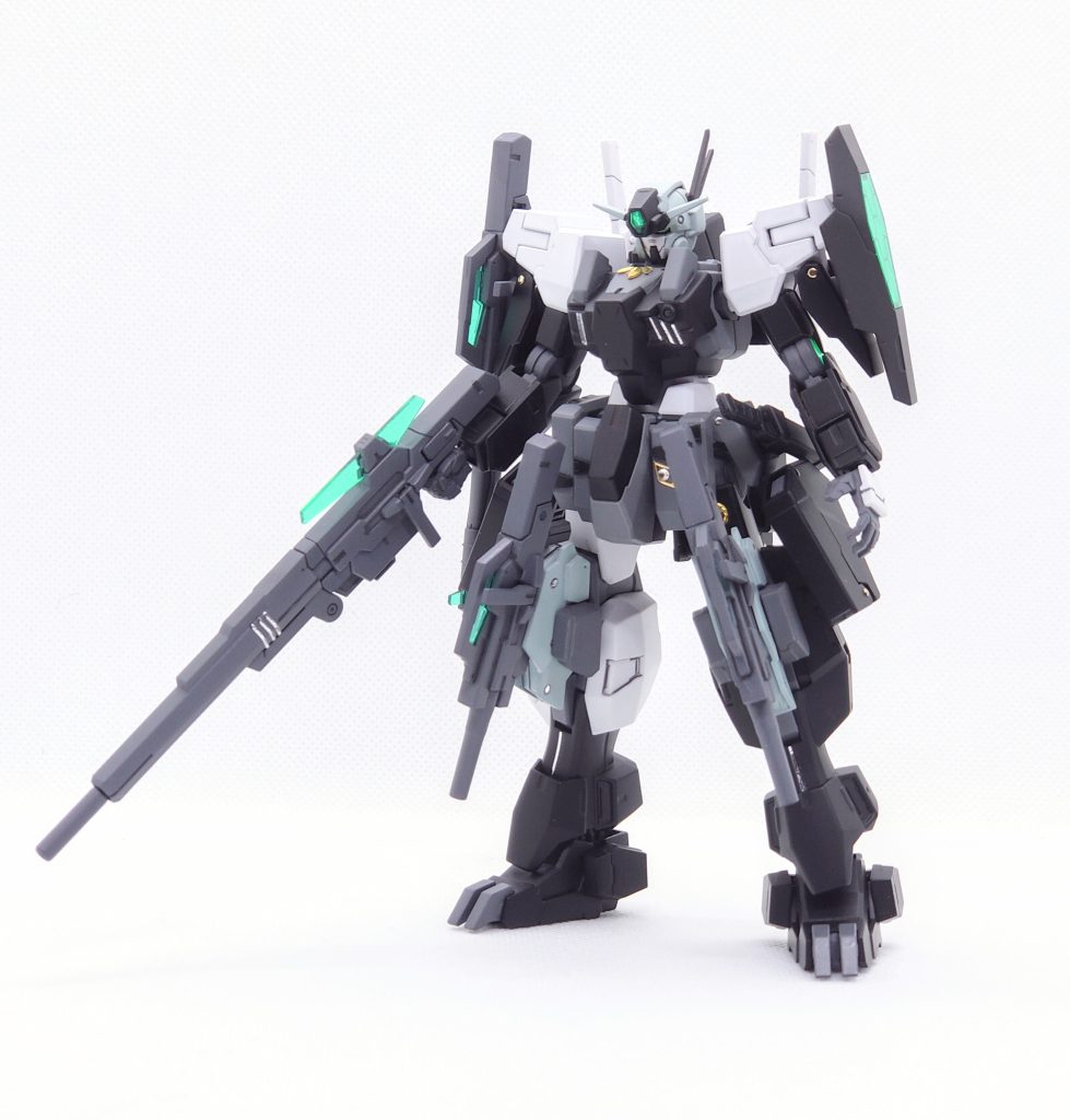 ビット類を持つよりは銃火器をたくさん装備している方がイメージに合いそうだったので、ケルディムではなくケルディムガンダムサーガをベースにしています。脚は同系統で猛獣的なシルエットのサバーニャのものにし、アサルトライフルの接続部を移植しました。スタイルは首を1mm、脚を2mm延長。顔が面長に感じたのでアゴを削って小顔にしています。