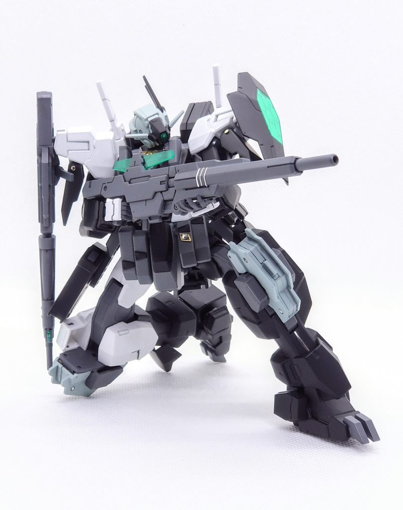 狙撃用のGNスナイパーライフルⅡアサルトカービンとの差別化で連射性を落とした代わりに射程を伸ばしている設定です。