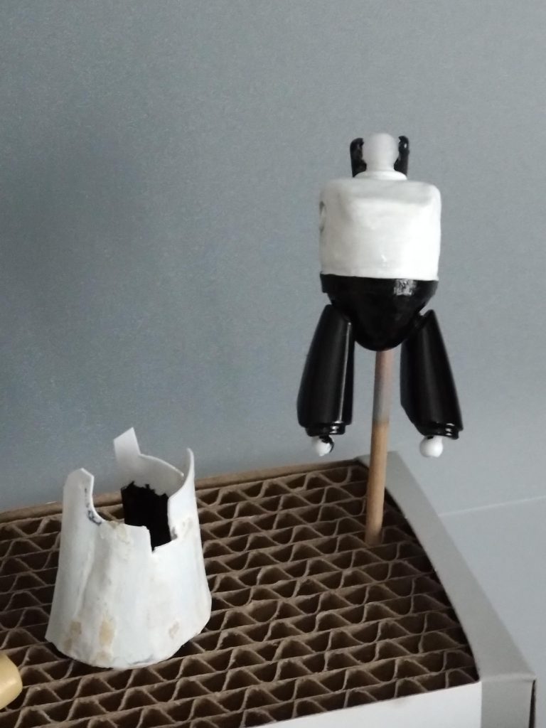 コート無しのほうが簡単でしたが、チュッパチャップス持たせたくてコート制作です。スカート制作の要領で曲げプラ板を瞬間接着剤で繋ぎ合わせ目の段差はパテで均してます。塗れなくなりそうな部分は先に塗っておきました。