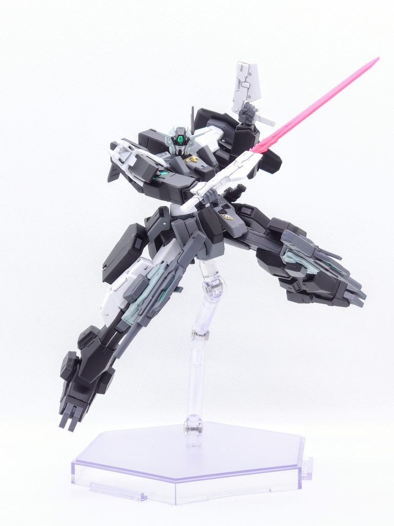 格闘戦用に脚部クローとコンバットナイフ、GNピストルⅡにビームサーベルの機能を追加しています。